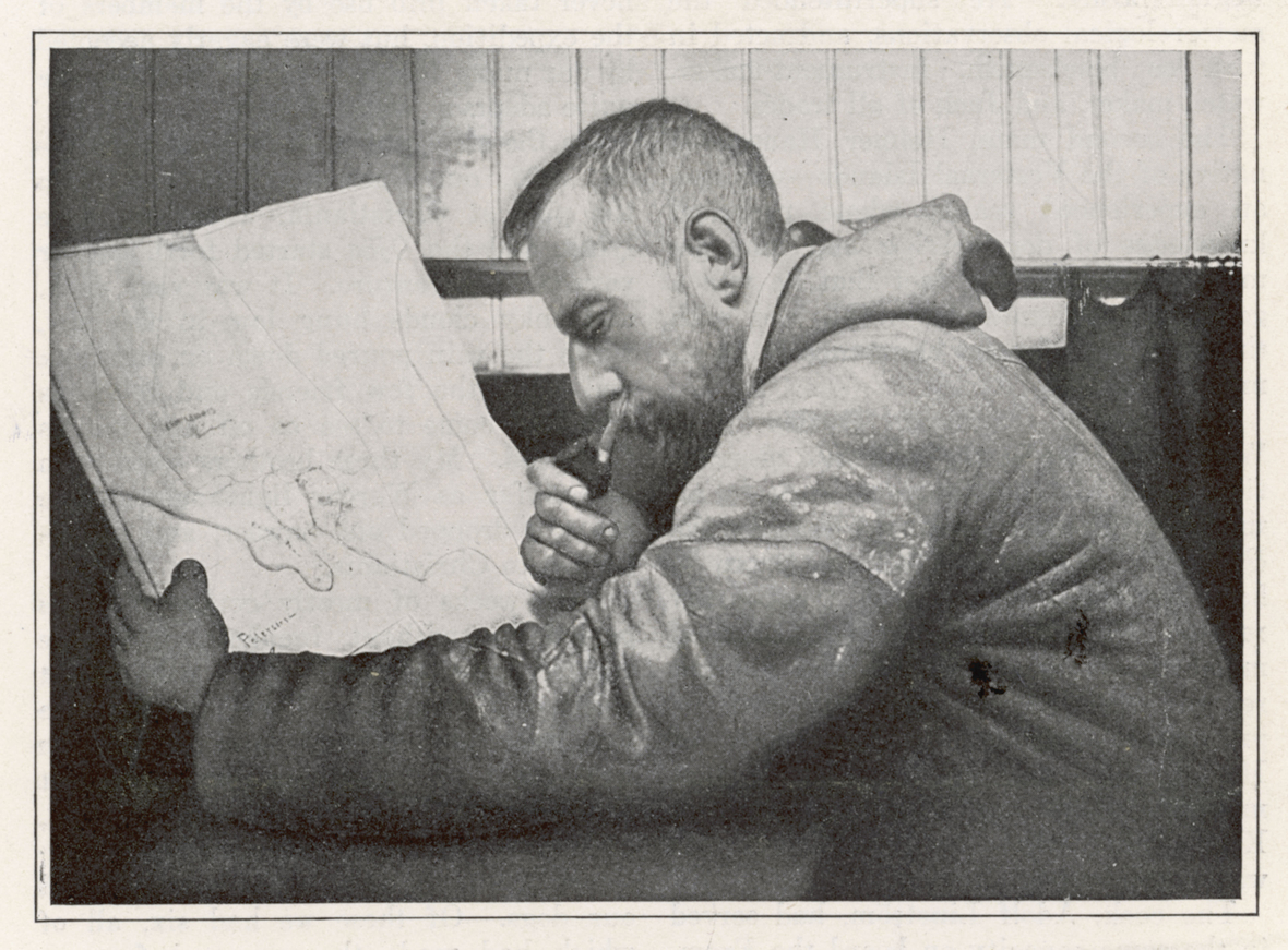 Roald Amundsen liest ein seiner Schiffskabine eine Landkarte