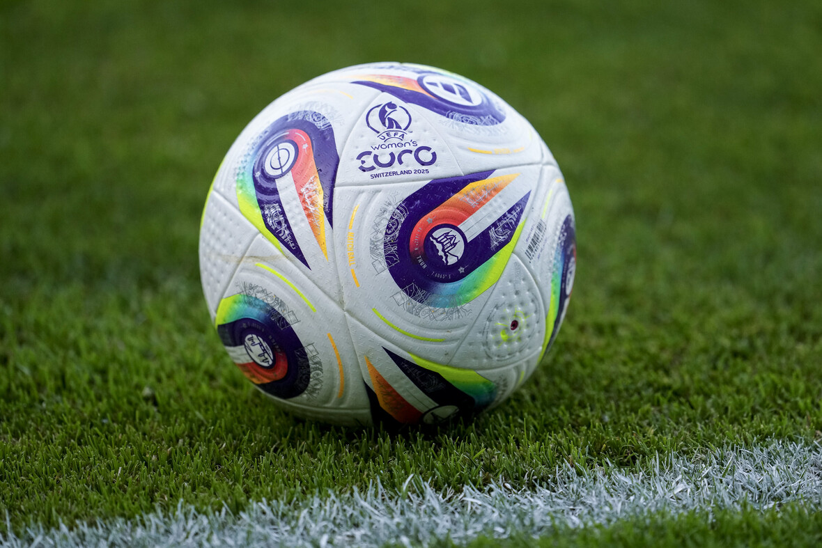 Der offizielle Spielball der EURO 2025 hat bunte breite Streifen auf weißem Untergrund.