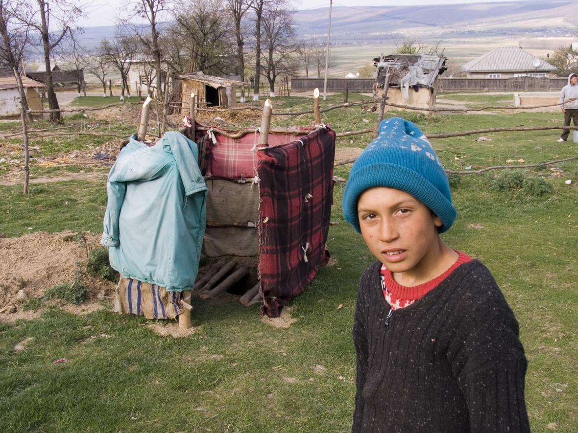 Kein Wasser, kein Waschbecken, keine Tür: Junge neben einer Toilette in Rumänien.