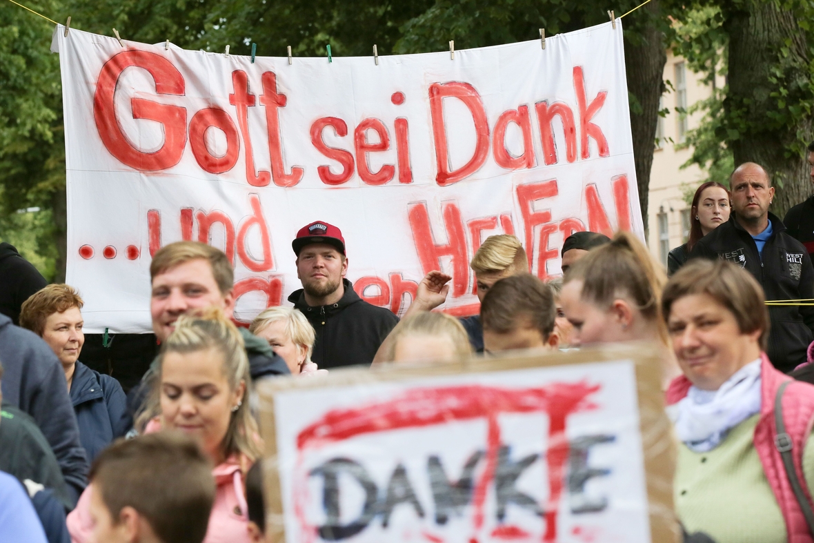 Man sieht Menschen, die Transparente tragen mit dem Spruch "Gott sei Dank".  So denken und sagen es viele Menschen, wenn sie dankbar oder erleichtert sind. Es ist ein sehr alte Dankesformel mit religiösem Bezug.