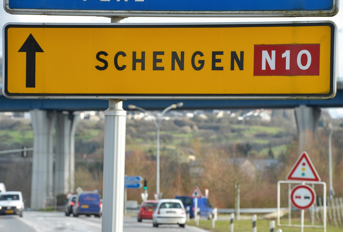 Das Straßenschild von Schengen. Der kleine Ort liegt in Luxemburg und grenzt direkt an Deutschland und Frankreich - es ist also ein echtes "Dreiländereck".