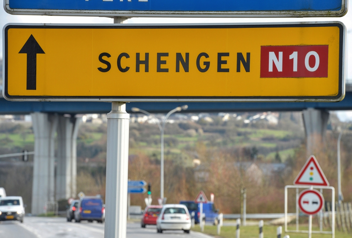 Das Straßenschild von Schengen. Der kleine Ort liegt in Luxemburg und grenzt direkt an Deutschland und Frankreich - es ist also ein echtes "Dreiländereck".