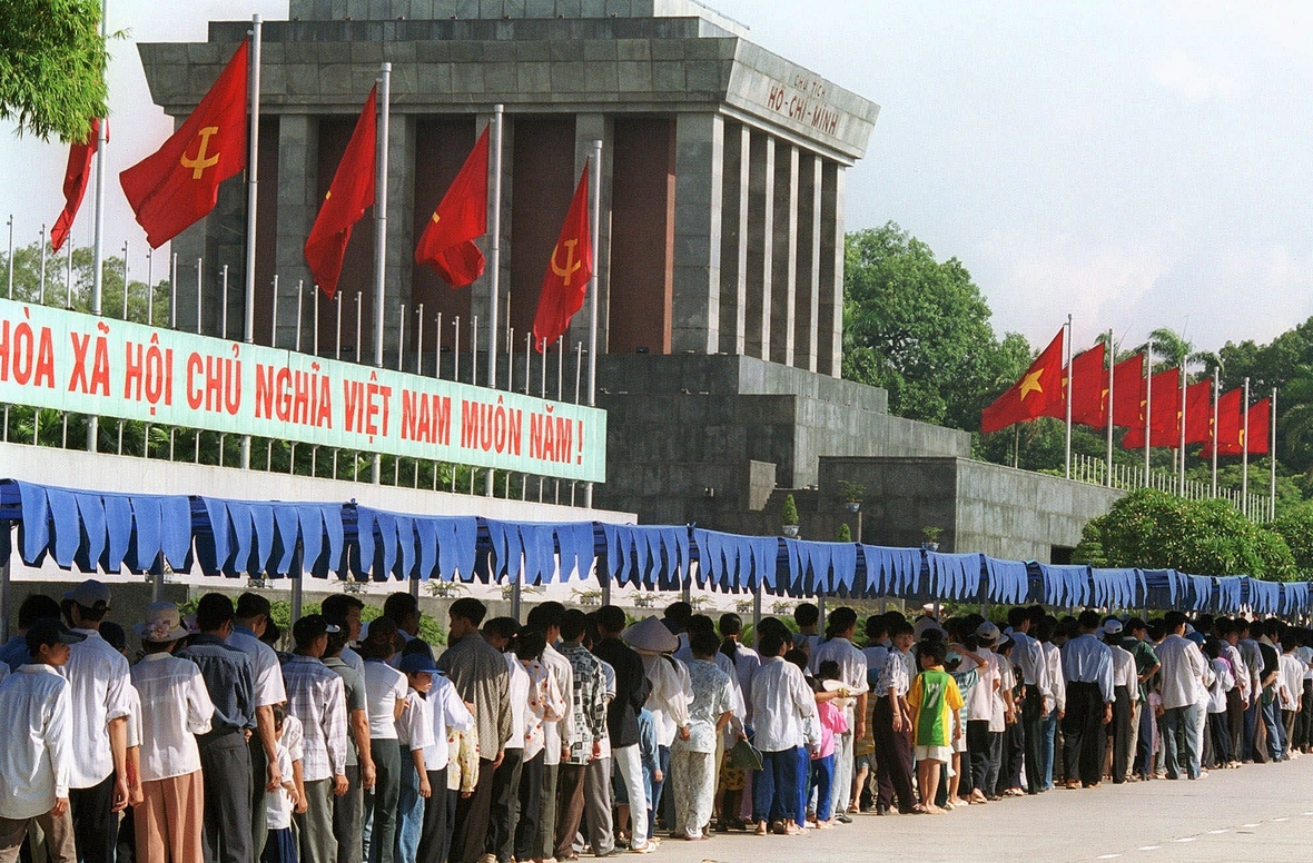 Am Nationalfeiertag stehen Vietnamesen in der Schlange um das Ho Chi Minh-Mausoleum in Hanoi zu besuchen.