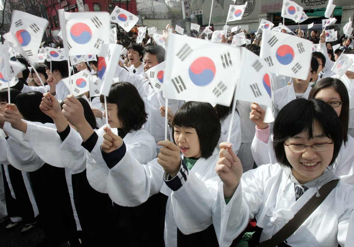 Südkoreanische Studenten tragen traditionelle Kleidung und feiern den "Tag der Unabhängigkeitsbewegung".