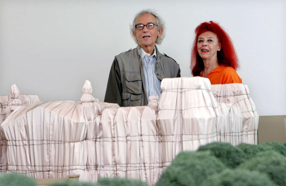 Christo und Jeanne-Claude vor ihrem Modell "Verhüllter Reichstag" im Jahr 2009.