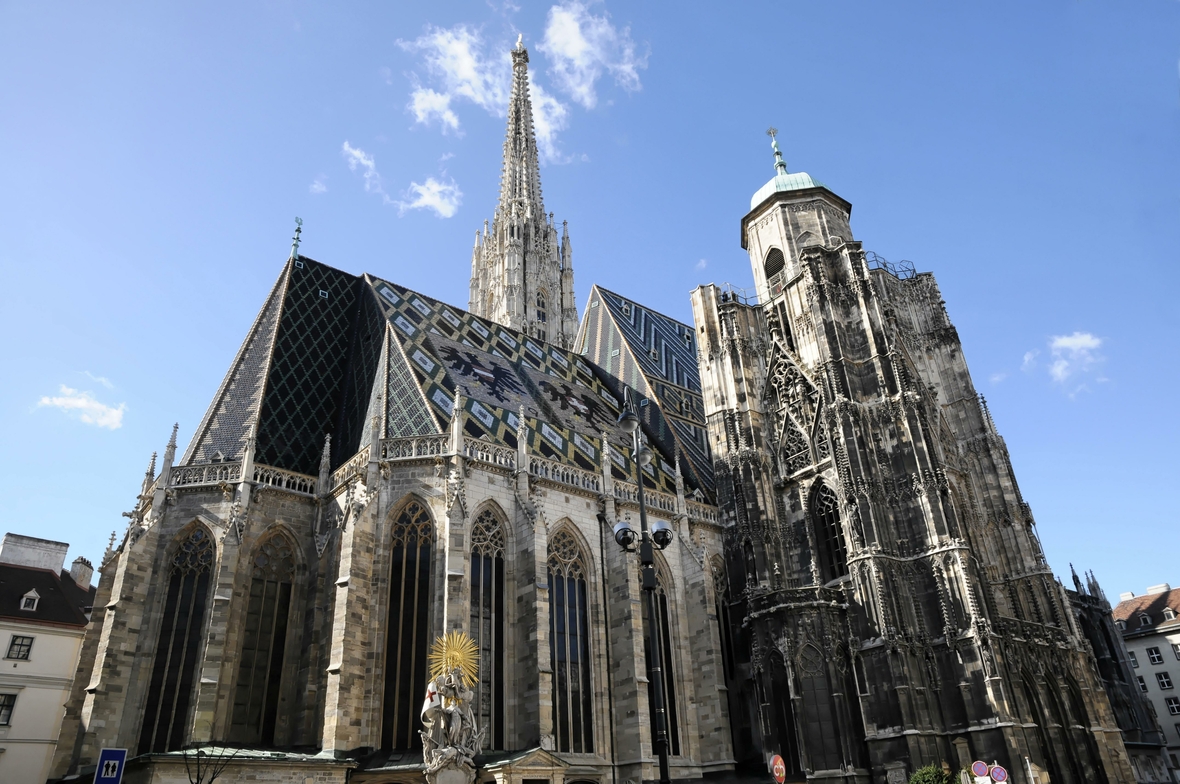 Außenansicht des Stephansdoms in Wien. Der Bau begann im 12. Jahrhundert.