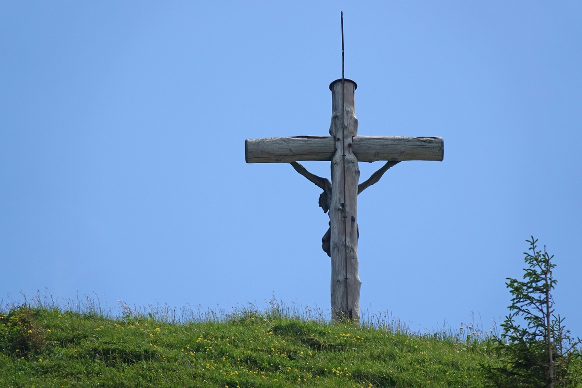 Das Kreuz ist das wichtigste Zeichen der Christen. Dieses Gipfelkreuz steht auf einem Berg in Österreich. 