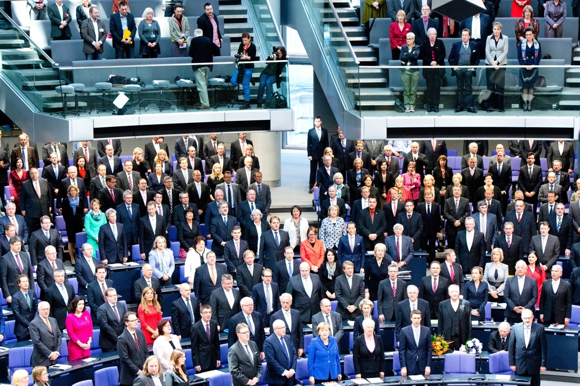 برلمانيو البونديستاغ الألماني يغنون السلام الوطني الألماني.