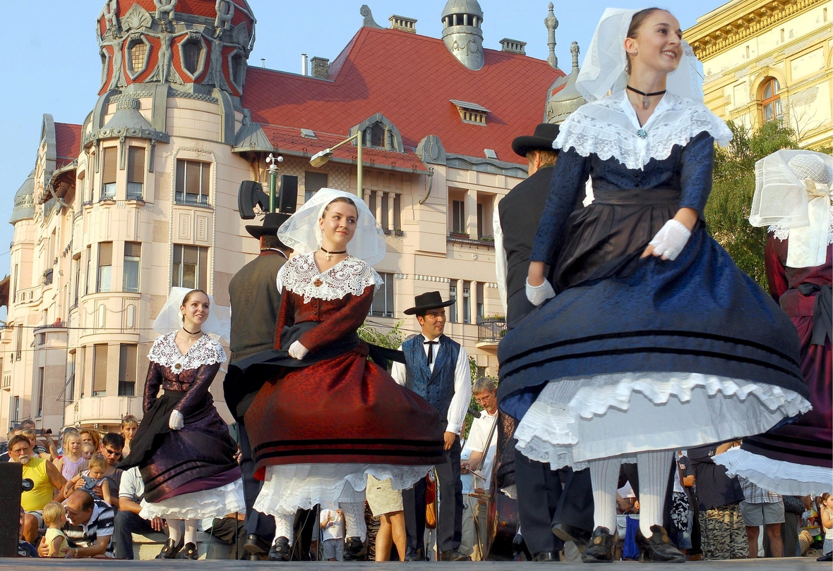 Mitglieder einer französischen Volkstanzgruppe treten beim Internationalen Folk Dance Festivals in Szeged, 170 km südlich von Budapest, auf. Sie tragen traditionelle Trachten.