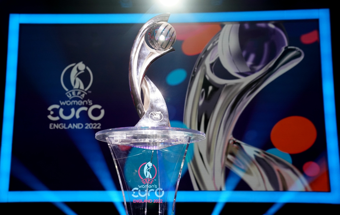 Der Pokal der Fußball-EM der Frauen. Welches Team wird wohl Europameister 2022 werden?