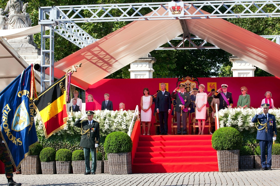 Die königliche Familie schaut der Parade zum belgischen Nationalfeiertag in Brüssel zu.
