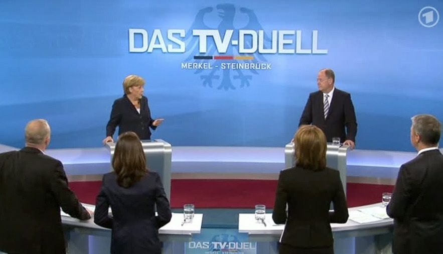 Eine Fernseh-Debatte vor der Bundestagswahl 2013. Angela Merkel (CDU) und Peer Steinbrück (SPD) waren Kanzlerkandidaten und wollten die Zuschauer von sich und ihren Plänen überzeugen.
