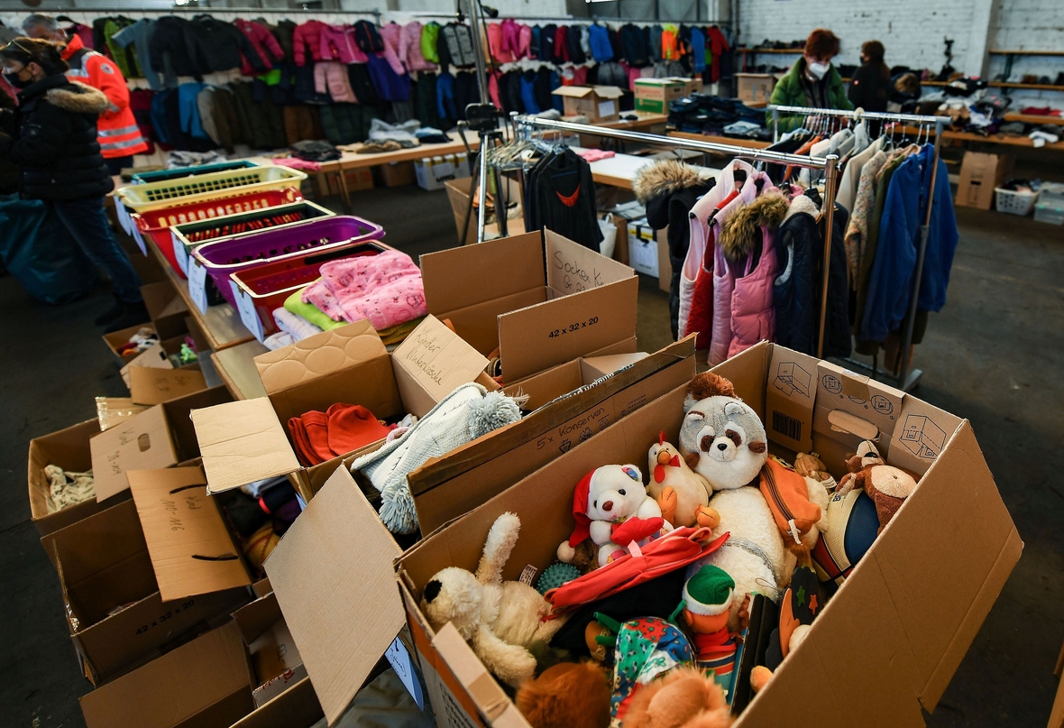 Spielzeug und Kleidung werden an geflüchtete Kinder und Jugendliche verschenkt. Ein Karton enthält Kuscheltiere.