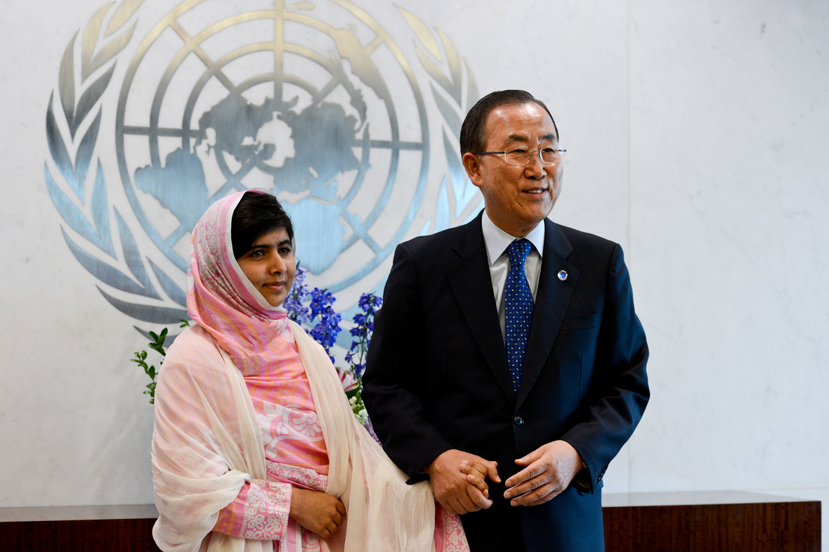 Malala spricht 2013 mit dem damaligen UNO-Generalsekretär Ban Ki-Moon.