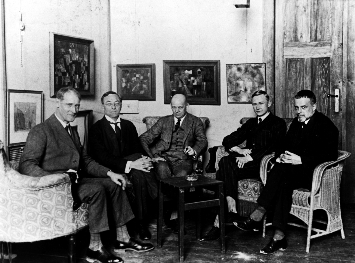 Die Bauhausmeister (von links nach rechts) Lyonel Feininger, Wassily Kandinsky, Oskar Schlemmer, Georg Muche und Paul Klee im Im Bauhaus-Atelier in Weimar, 1925.
