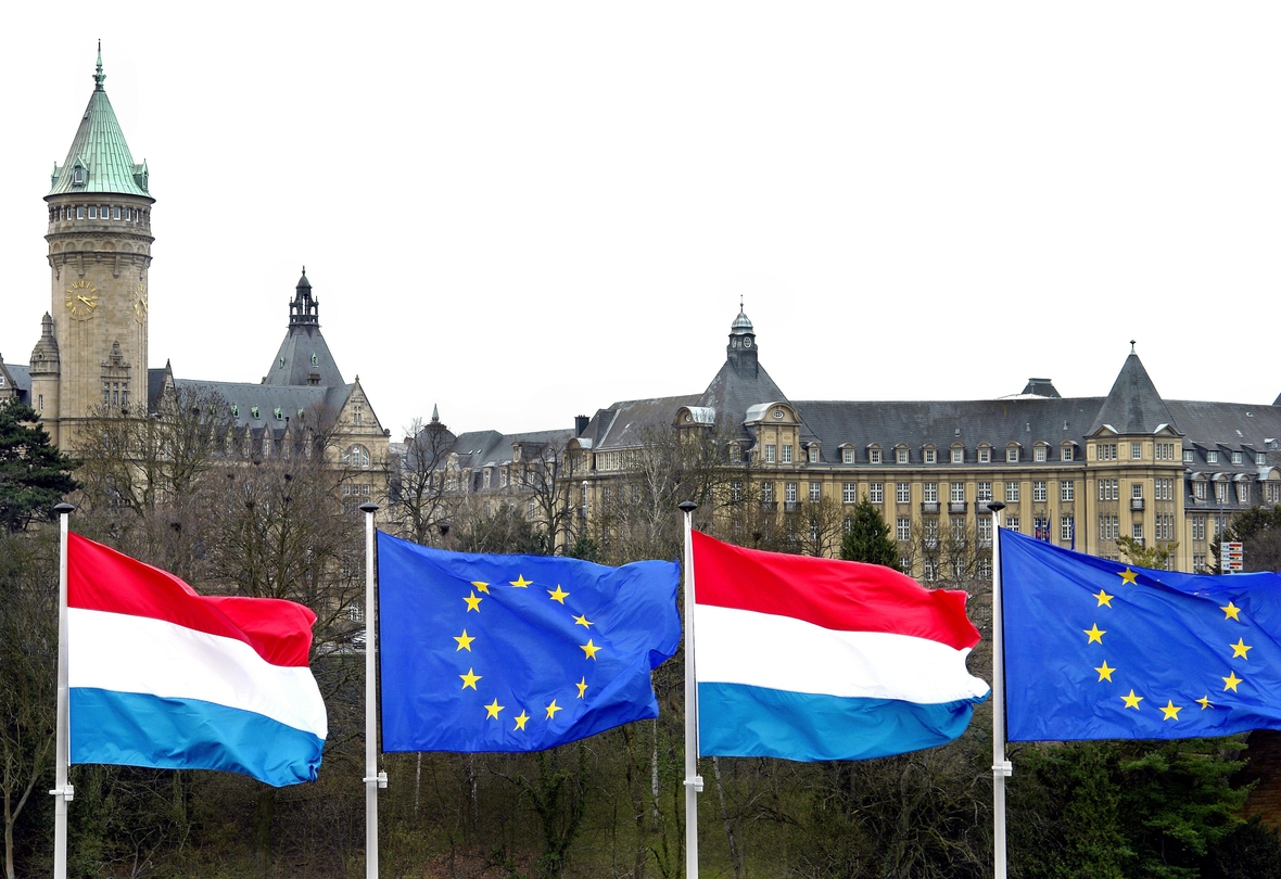 Europäische und luxemburgische Flaggen vor dem Gebäude der Staatssparkasse