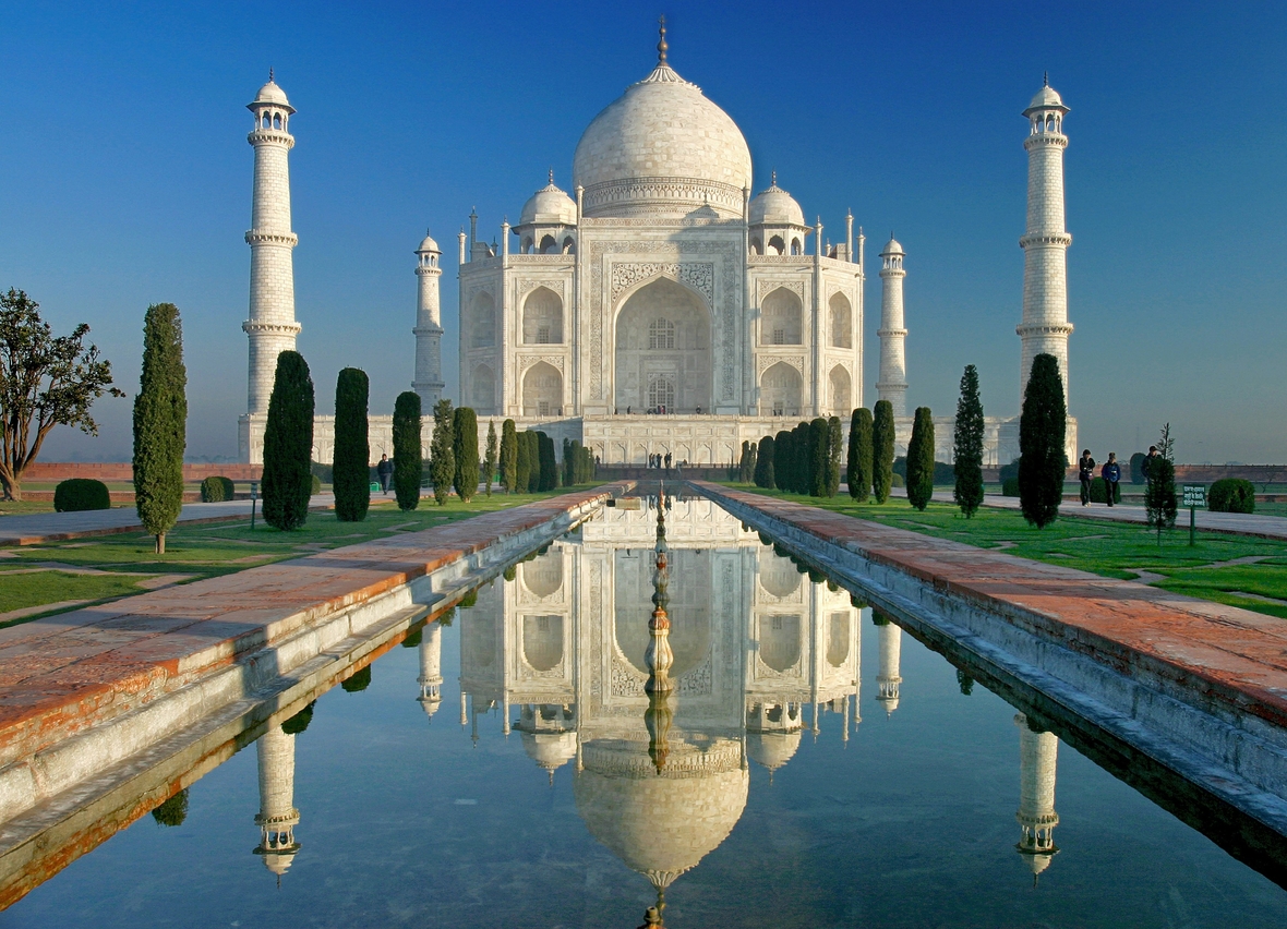 Das Grabmal Taj Mahal in Agra, Indien. Der Großmogul Schah Jahan ließ das Grabmal 1651 zu Ehren seiner verstorbenen Ehefrau erbauen.