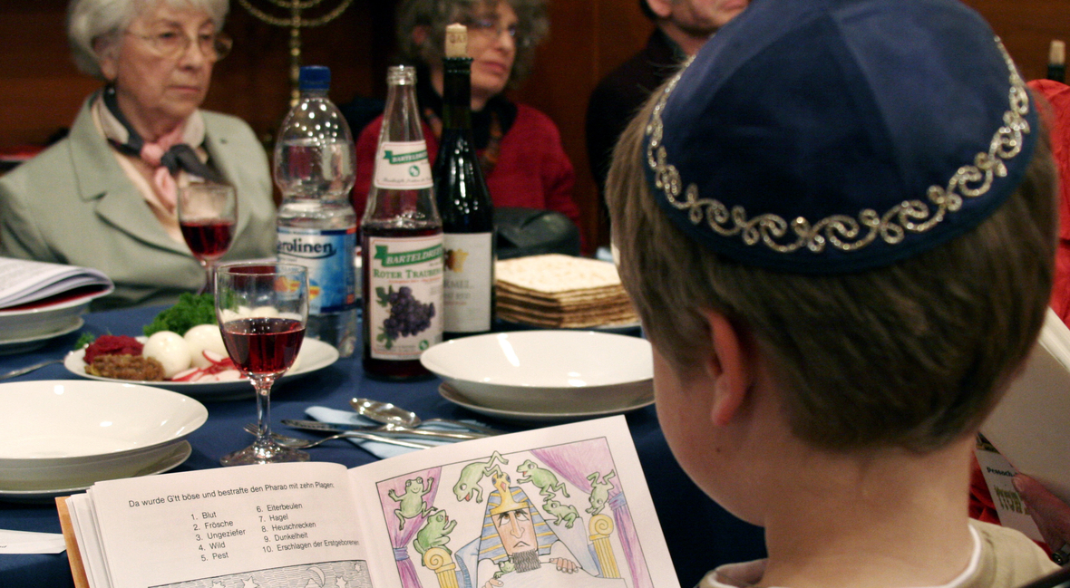 Die jüdische Gemeinde liest die Haggadah, die Geschichte des Auszugs des jüdischen Volkes aus der ägyptischer Sklaverei, während des Sederabends.