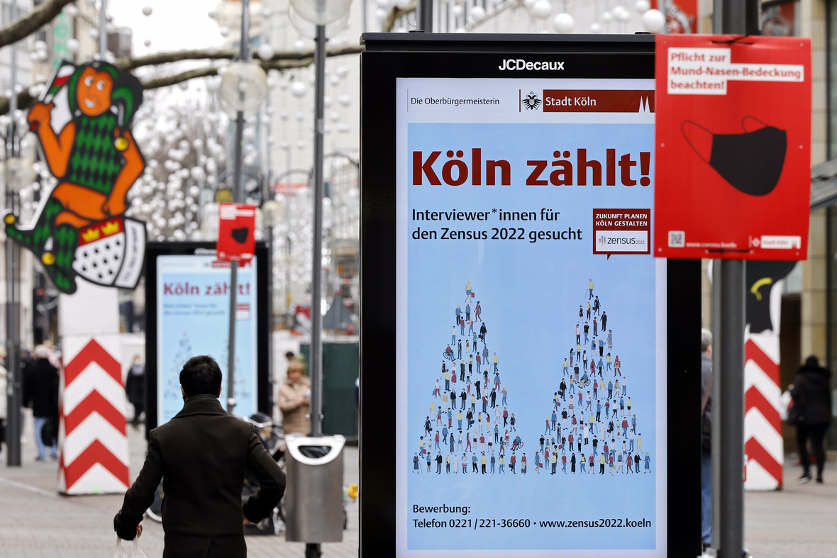 Werbetafeln in einer Straße in Köln weisen Passanten darauf hin, dass für den Zensus 2022 noch Interviewer gesucht werden. Der Zensus 2022 ist eine für Mai 2022 in Deutschland geplante Volkszählung, bei der Bevölkerungs- sowie Wohnungsdaten gewonnen werden.