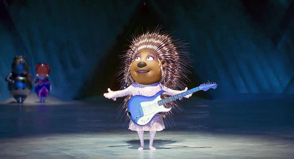 Szenenbild: Das Rocker-Stachelschwein Ash im Scheinwerferlicht mitten auf der Bühne. Ash rührt mit Gitarre und Gesang die Herzen des Publikums.