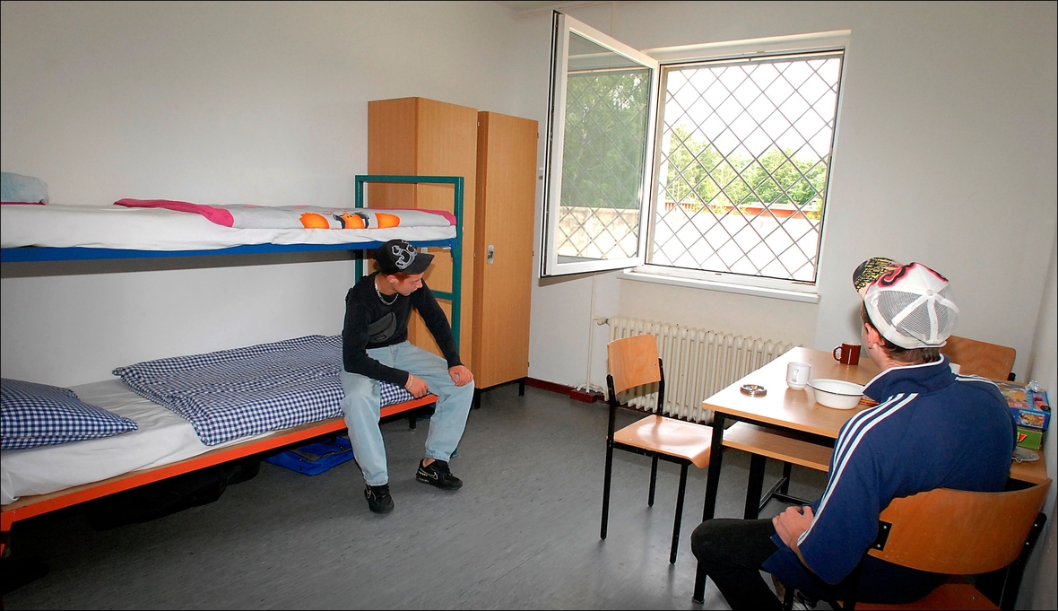 Jugendliche in ihrem Zimmer in der Jugendarrestanstalt in Berlin Lichtenrade. Die Einrichtung ist der einzige Jugendarrest Berlins. Die straffällig gewordenen Jugendlichen stehen hier zwischen zwei Tagen und vier Wochen unter Arrest, verstanden als Erziehungsmaßnahme, nicht als Strafe. 