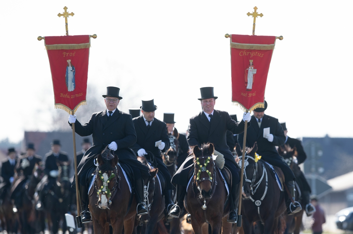 Traditionell gekleidete sorbische Reiter, mit Zylinder und Fahnen in der Hand, verkünden nach altem Brauch zu Pferde die christliche Osterbotschaft in der Lausitz.