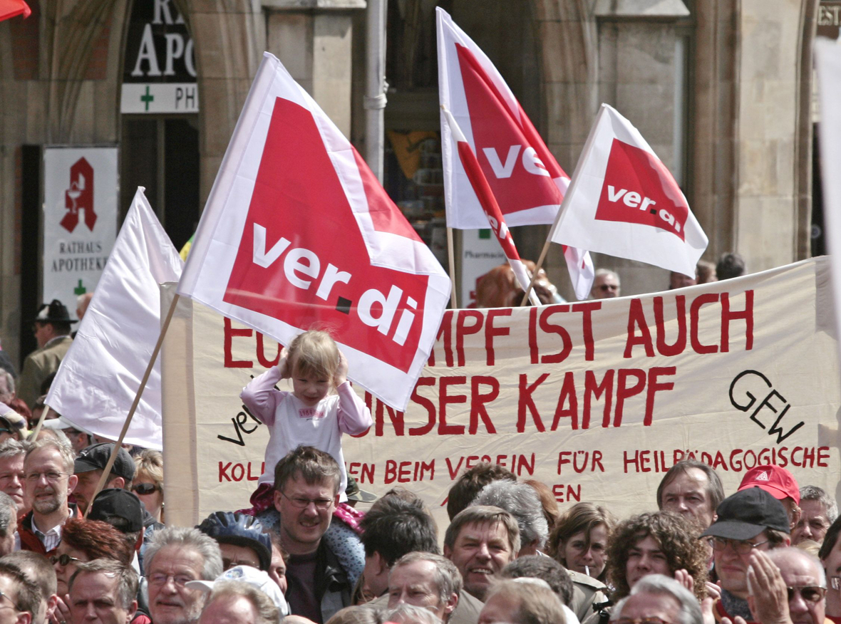 Kundgebung mit Demonstranten zum Tag der Arbeit am 1. Mai