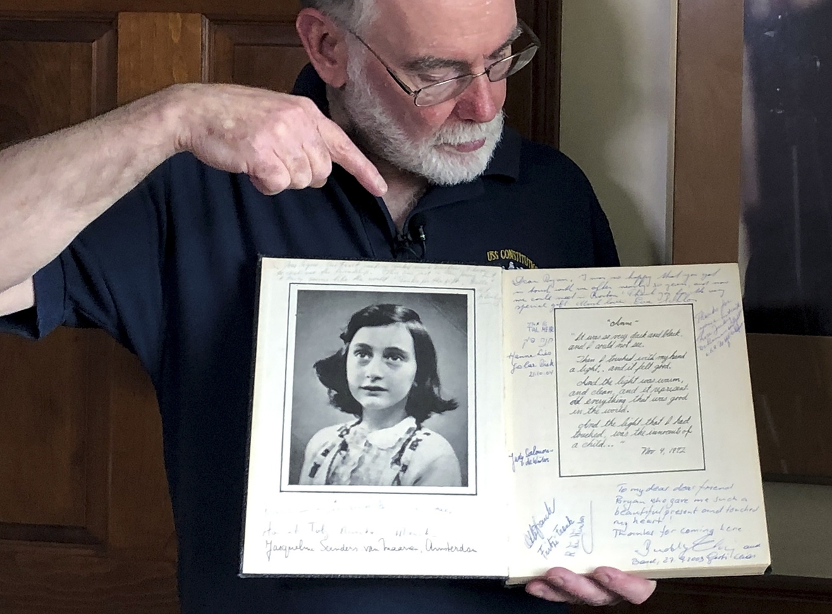 Juni 2019: Ein Foto von Anne Frank und Unterschriften, von Menschen, die sie kannten, stehen in dem gezeigten Heft. Das Heft hat Ryan Cooper geschrieben.