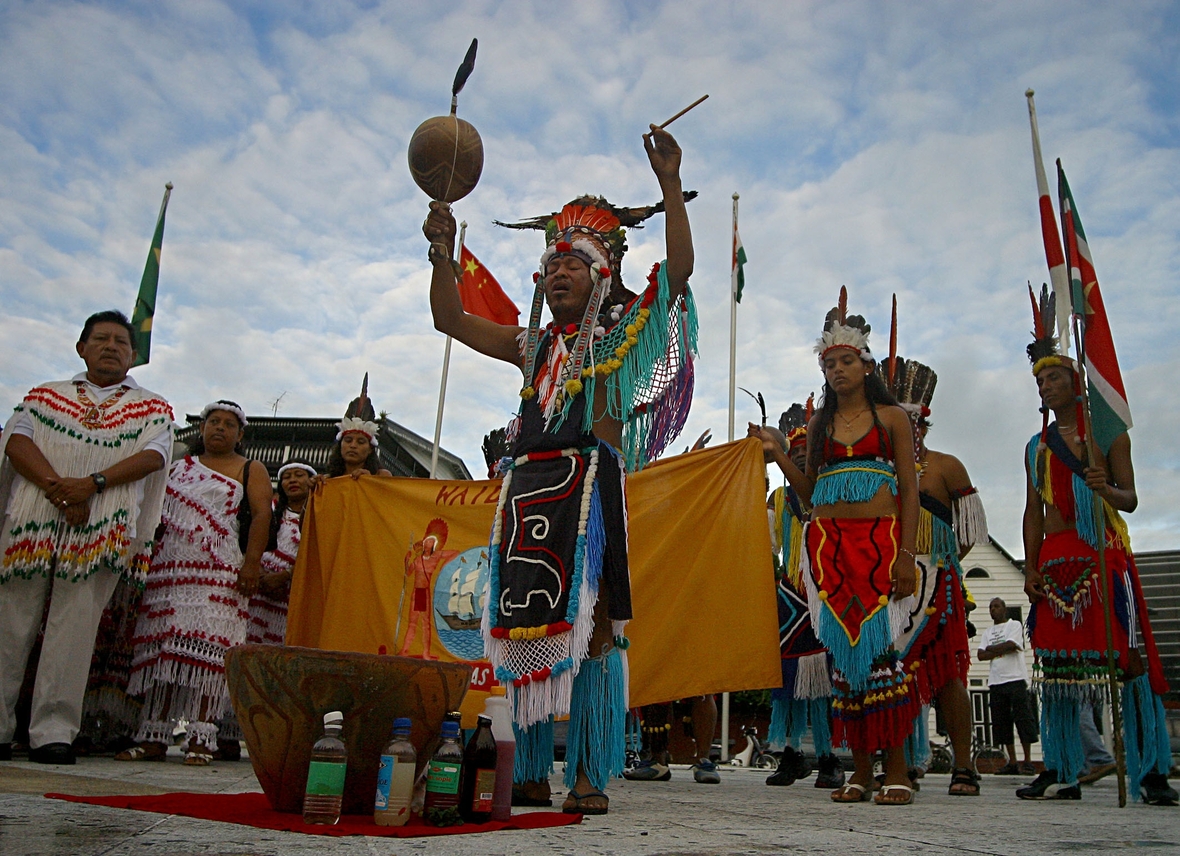 Ein Medizinmann im südamerkanischen Staat Suriname nimmt am "Internationaler Tag der indigenen Bevölkerungen der Welt" 2004 an einem Ritual teil.