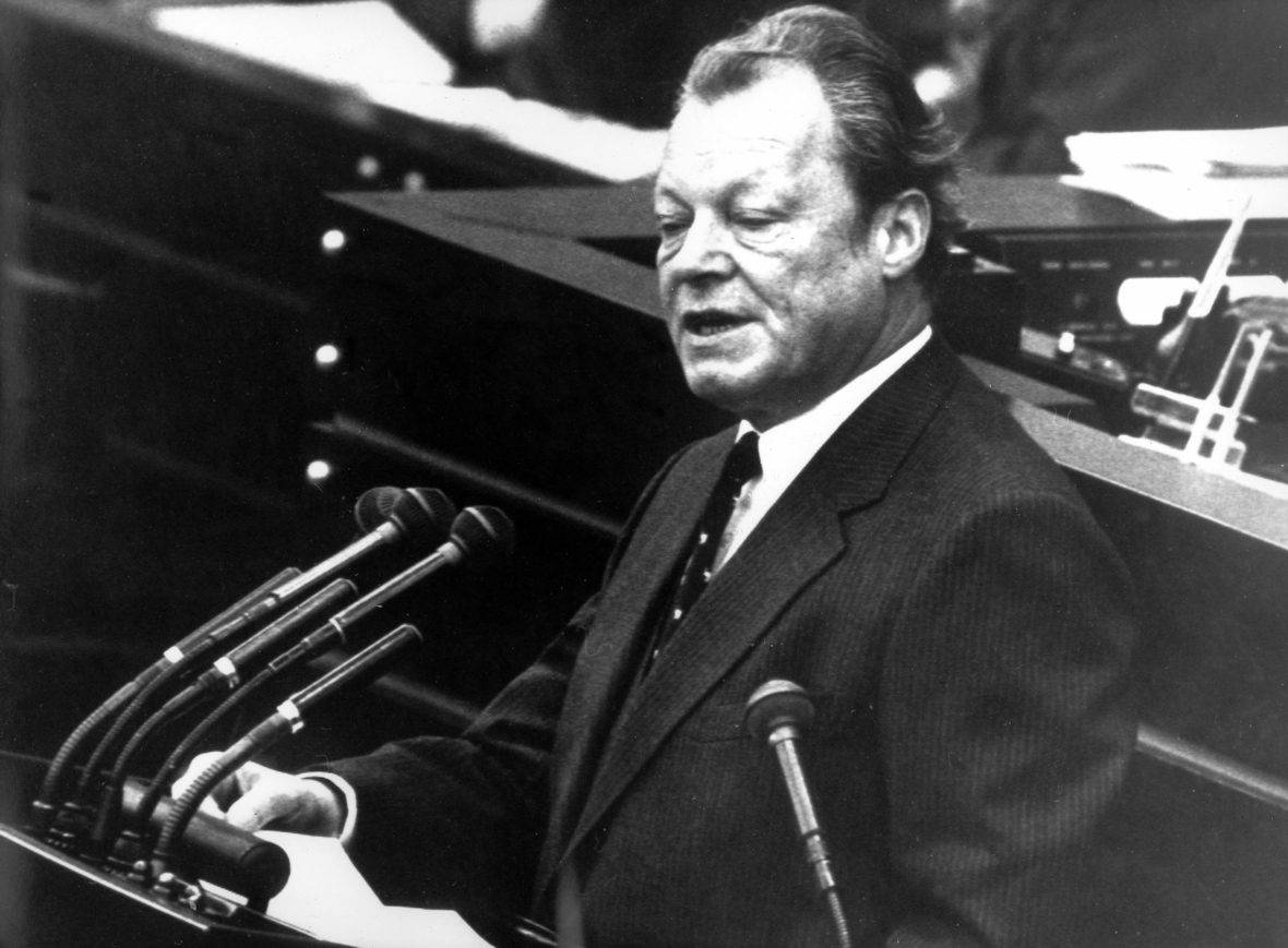 Bundeskanzler Willy Brandt, SPD, stellte 1972 vor dem Bonner Bundestag die Vertrauensfrage. Hier steht er am Rednerpult des Deutschen Bundestages. Wie erwartet entzogen die Abgeordneten dem Bundeskanzler das Vertrauen. Zum ersten Mal kam es dann zu vorzeitigen Neuwahlen des Bundestages.