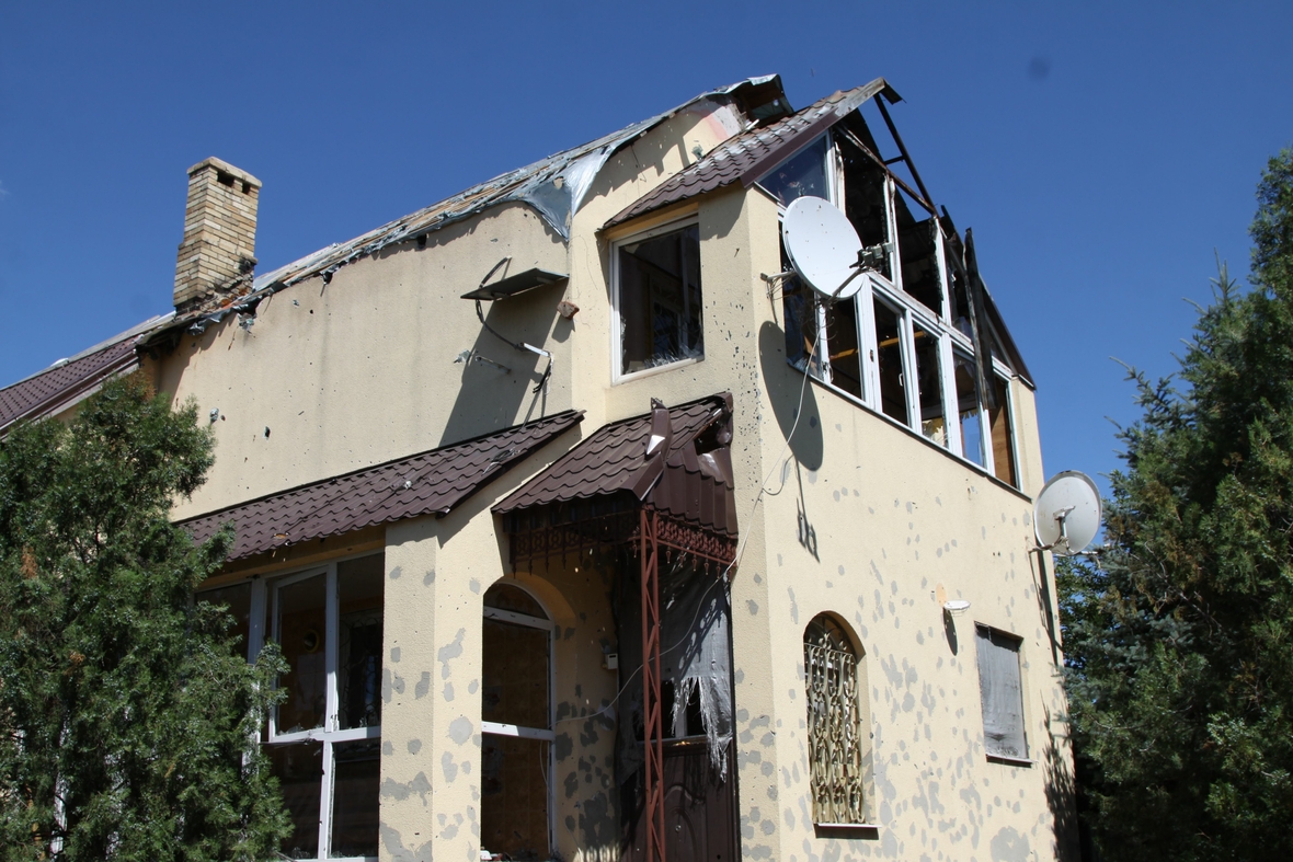Ein zerstörtes Haus nach Angriffen in der Ostukraine 2017