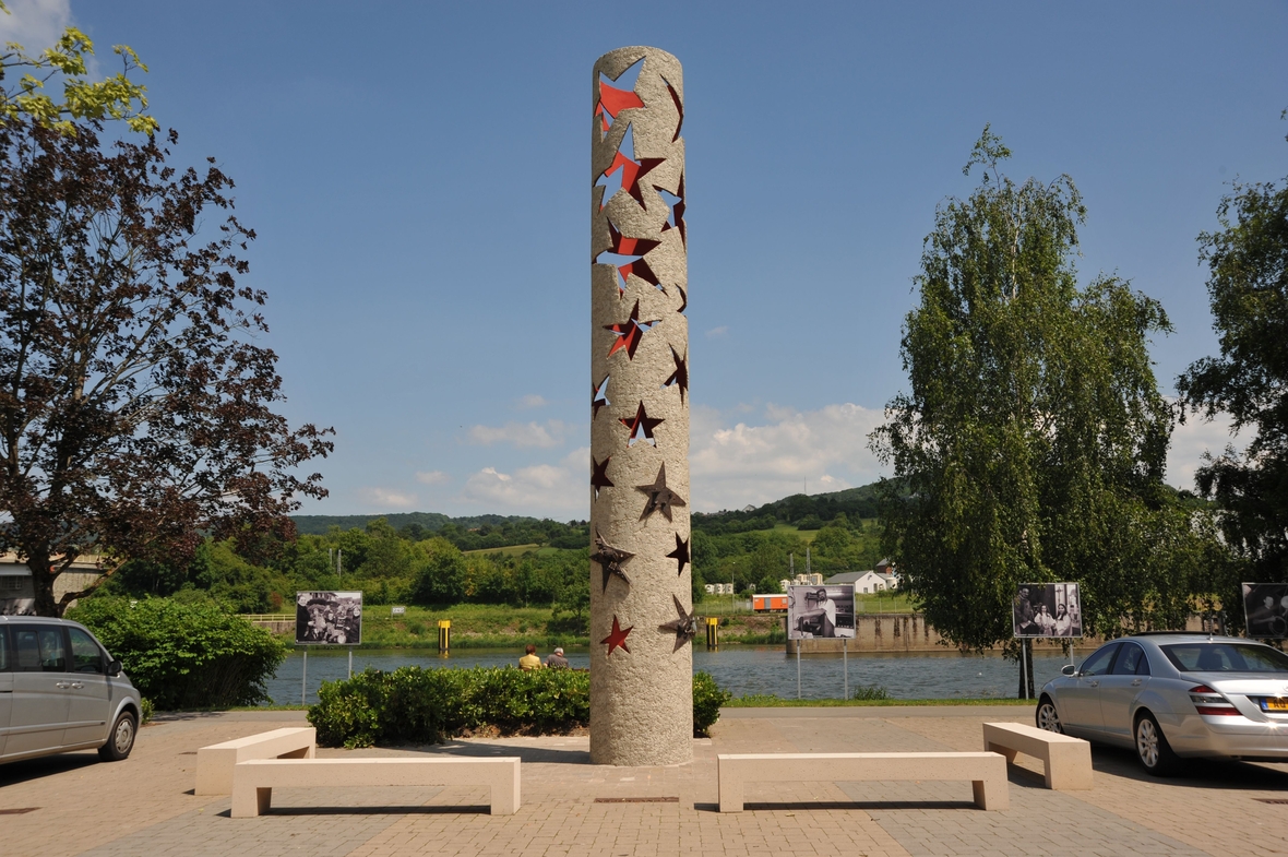 Die Säule der Nationen im luxemburgischen Schengen. Sie wurde im Juni 2010, zur Feier des 25. Jubiläum der Unterzeichnung der Schengener Abkommens, eingeweiht.