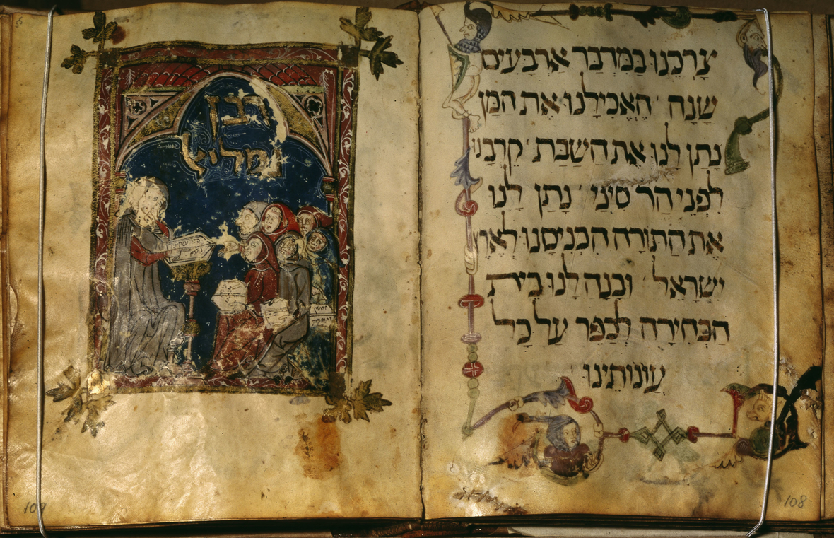 Doppelseite aus einer Pessach-Haggadah. Dort steht geschrieben, wie das Pessachfest zu feiern ist. Links im Buch ist eine Illustration auf Pergamentpapier gemalt, rechts steht ein Text in hebräischer Schrift.