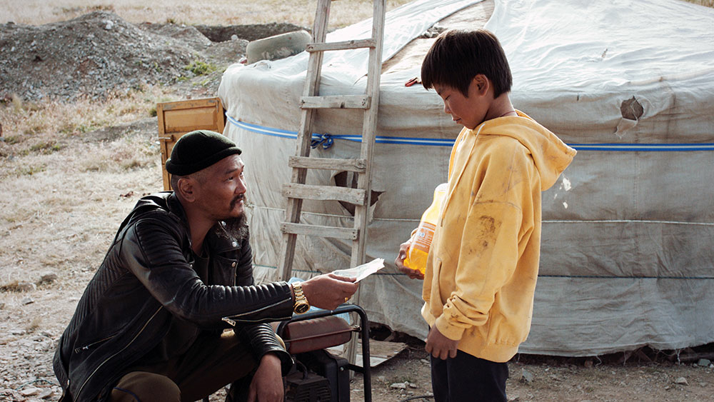 Der Junge Amra (rechts im Bild) mit einem Minenarbeiter (links im Bild). Amra verdient in der Mine Geld für die Familie.