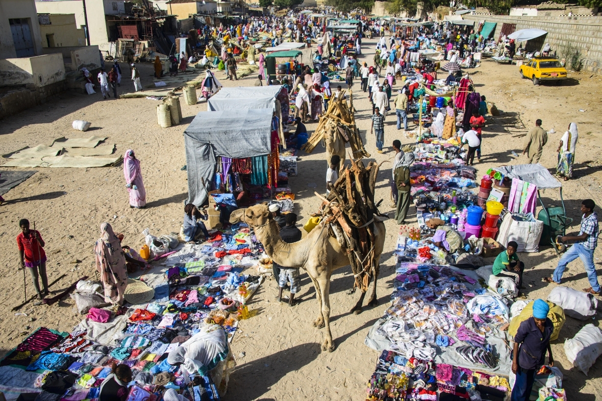 Bepackte Kamele durchqueren den bunten Montagsmarkt von Keren in Eritrea.