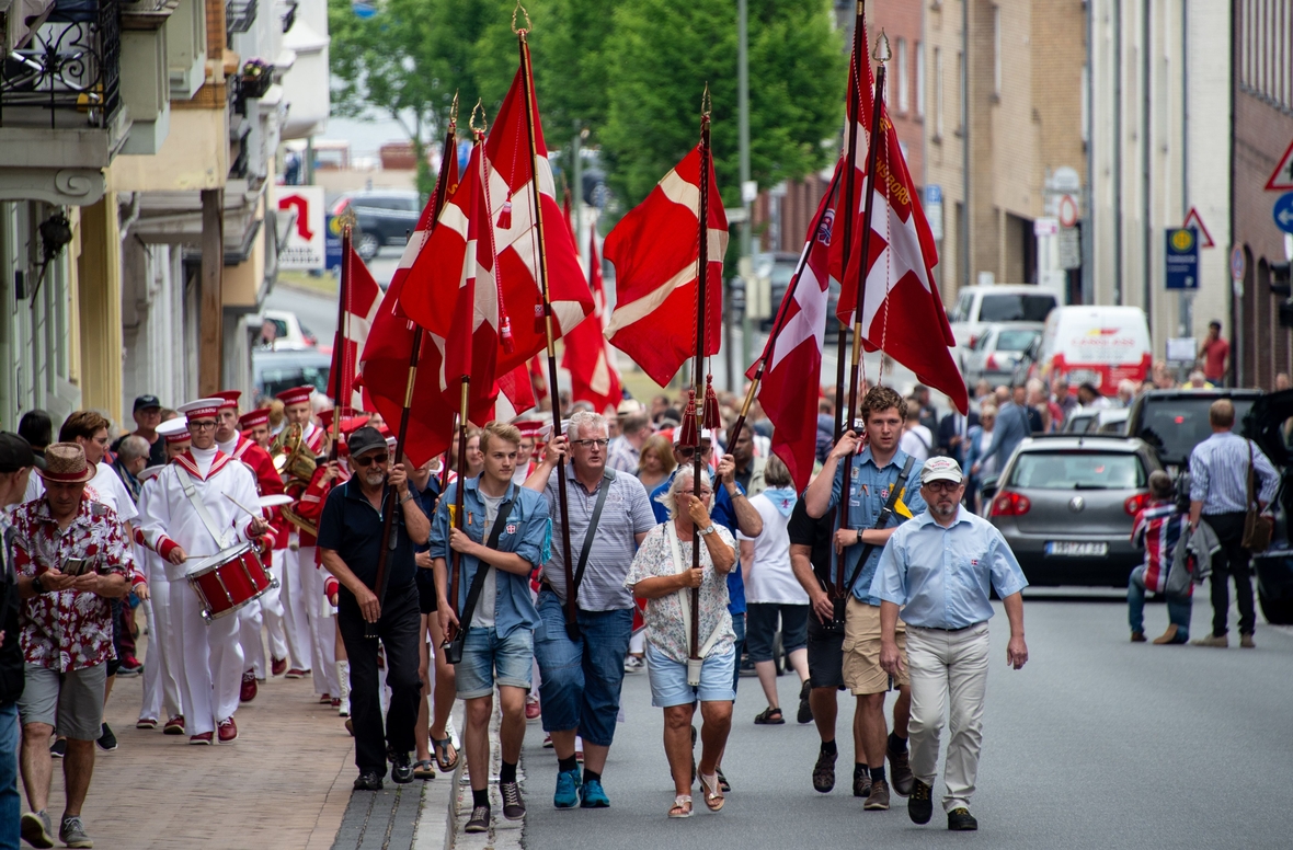 Beim deutsch-dänischen Jahrestreffen findet ein Umzug durch Flensburg mit dänischen Fahnen statt. 