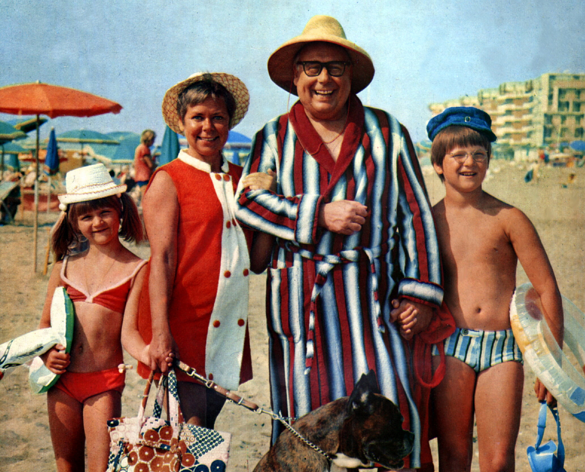 Die Aufnahme zeigt Heinz Erhardt mit seiner Filmfamilie im Film "Das kann doch unsern Willi nicht erschüttern". Die Dreharbeiten fanden 1970 statt.