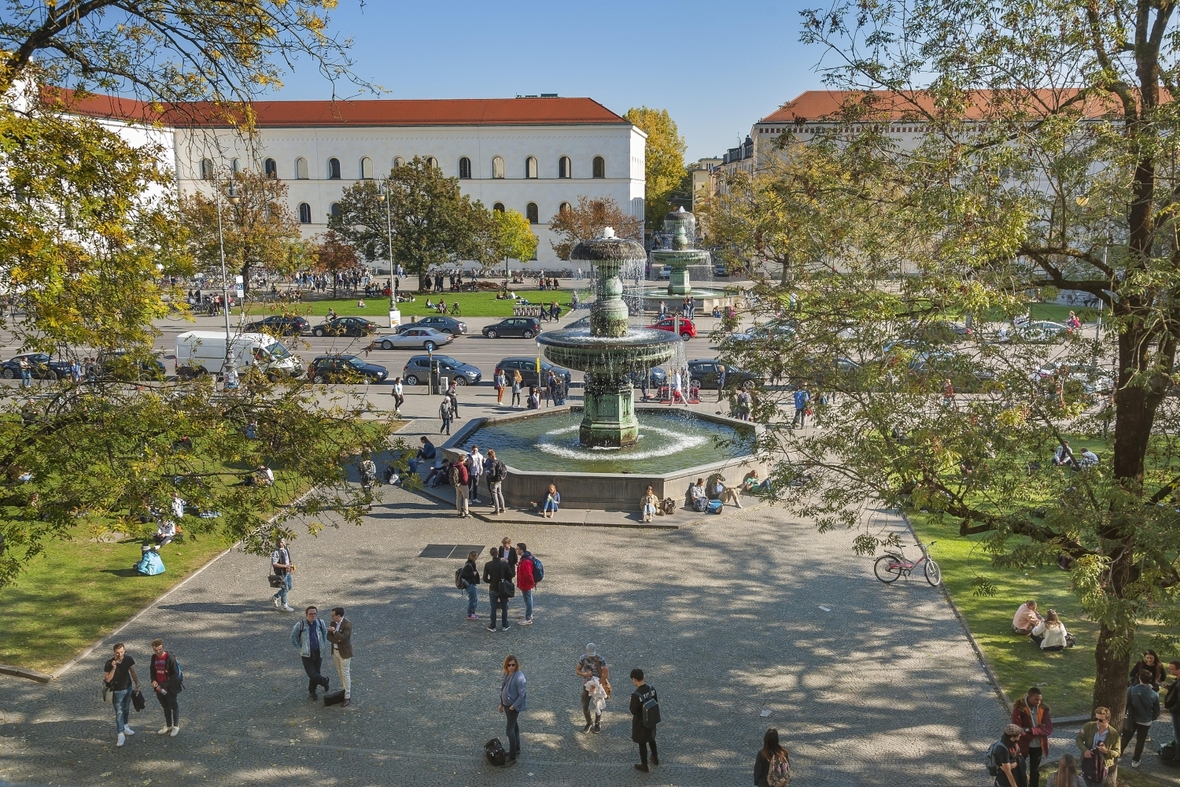 Der Geschwister-Scholl-Platz mit seinem Springbrunnen vor der Ludwig-Maximilians-Universität in M+ünchen München