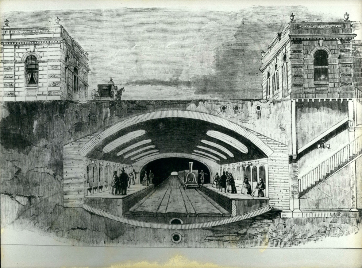 Zeichnung zum Bau der Londoner U-Bahn, 1863. Die Zeichnung zeigt oberirdische Gebäude und unterirdisch den Tunnel mit Bahn und Gästen im Querschnitt.