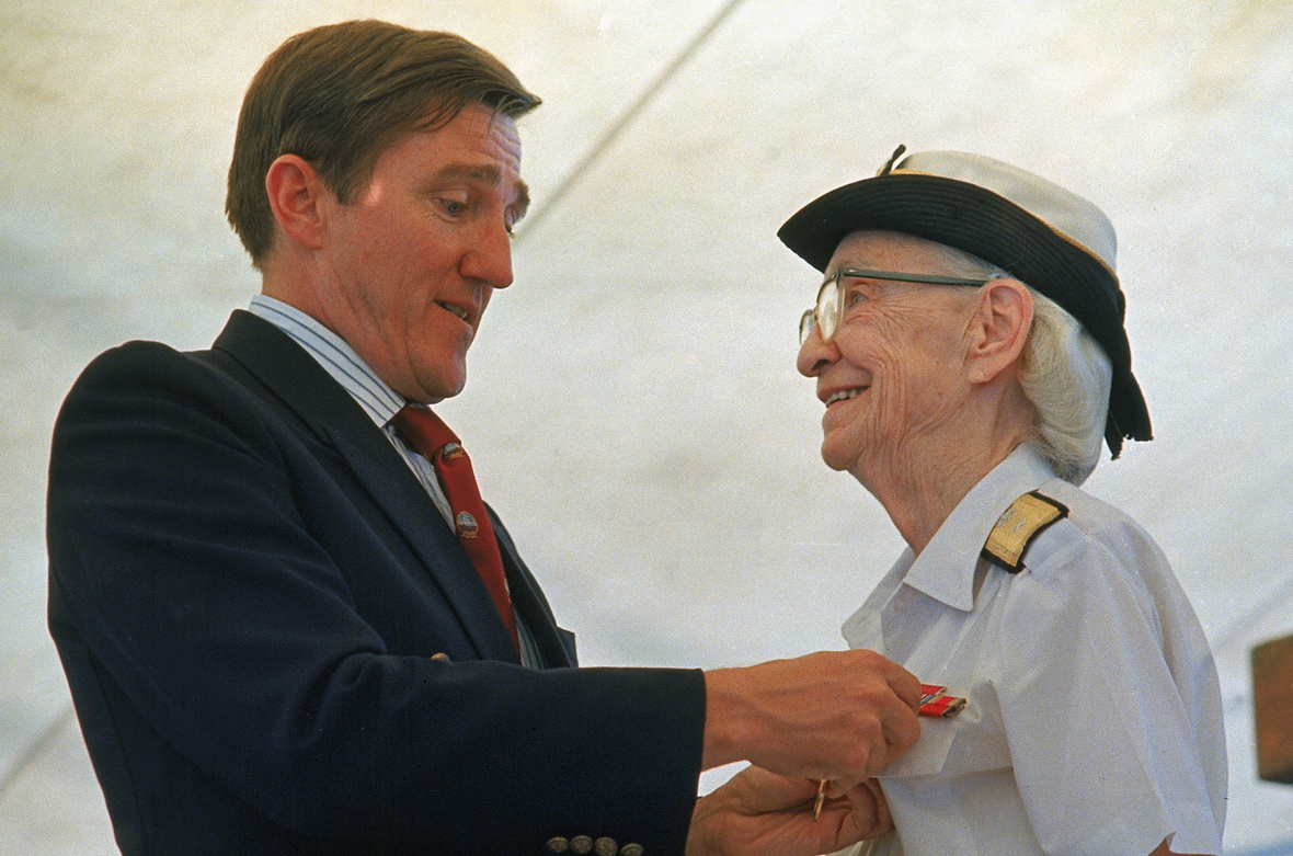 Auf diesem Aktenfoto vom 14. August 1986 wird Admiral Grace Hopper von Navy-Sekretär während ihrer Ruhestandszeremonie an Bord der USS Constitution in Boston geehrt. 