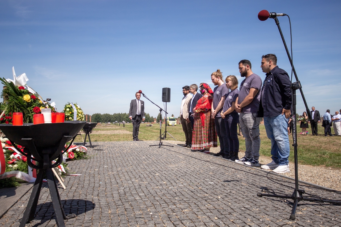 Gedenkfeier im ehemaligen Vernichtungslager Auschwitz-Birkenau, wo 500.000 Sinti und Roma während des Nationalsozialismus ermordet wurden.