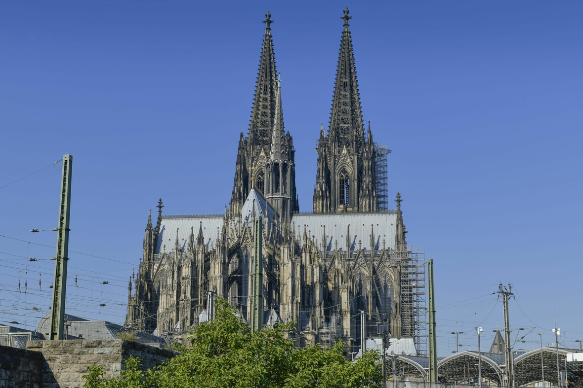 Der Kölner Dom, gezeigt wird die Ostseite mit den zwei Türmen.