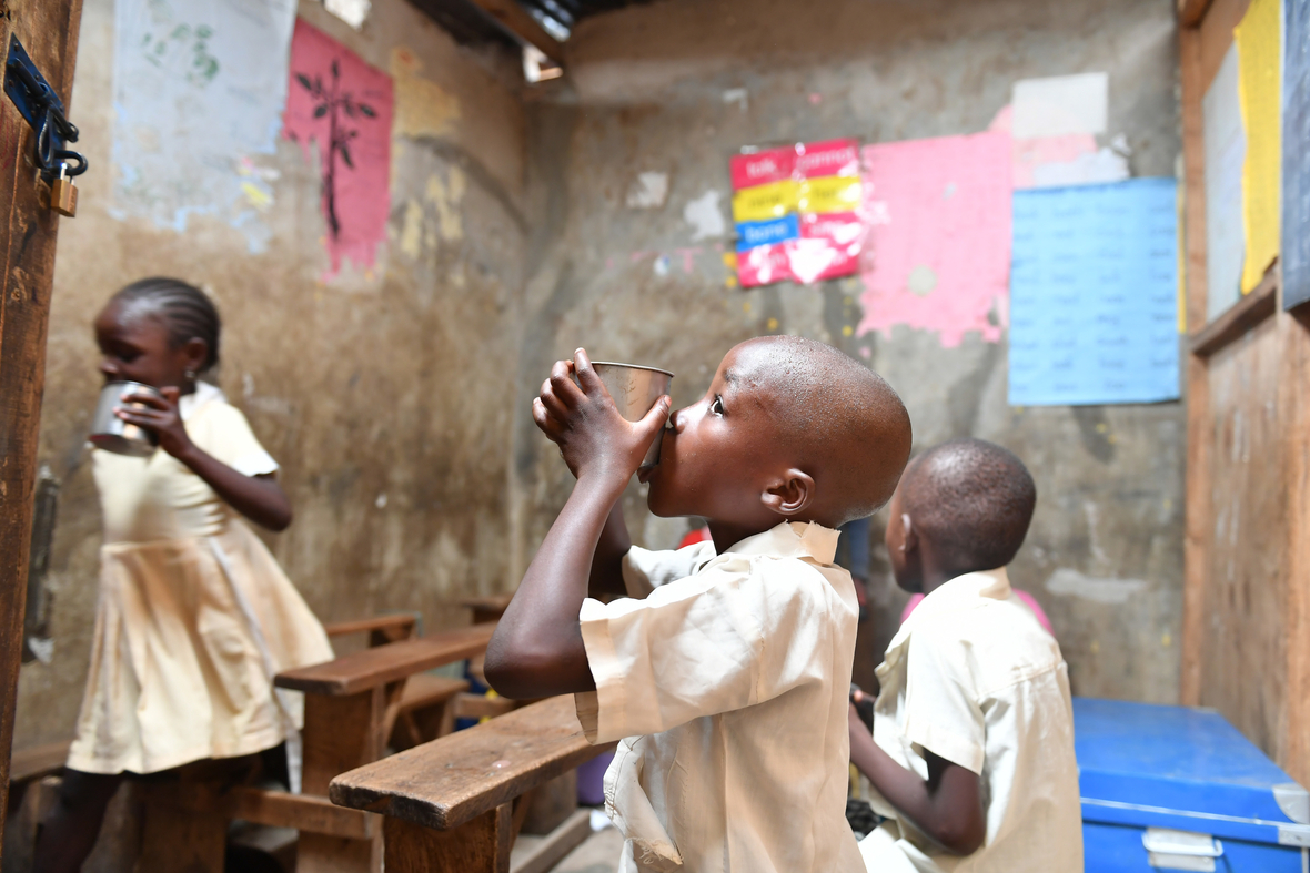 Diese Schüler, die in einer sehr armen Gegend von Nairobi, Kenia, leben, erhalten von einer Wohltätigkeits-Organisation kostenloses Frühstück und Mittagessen in ihrer Schule.