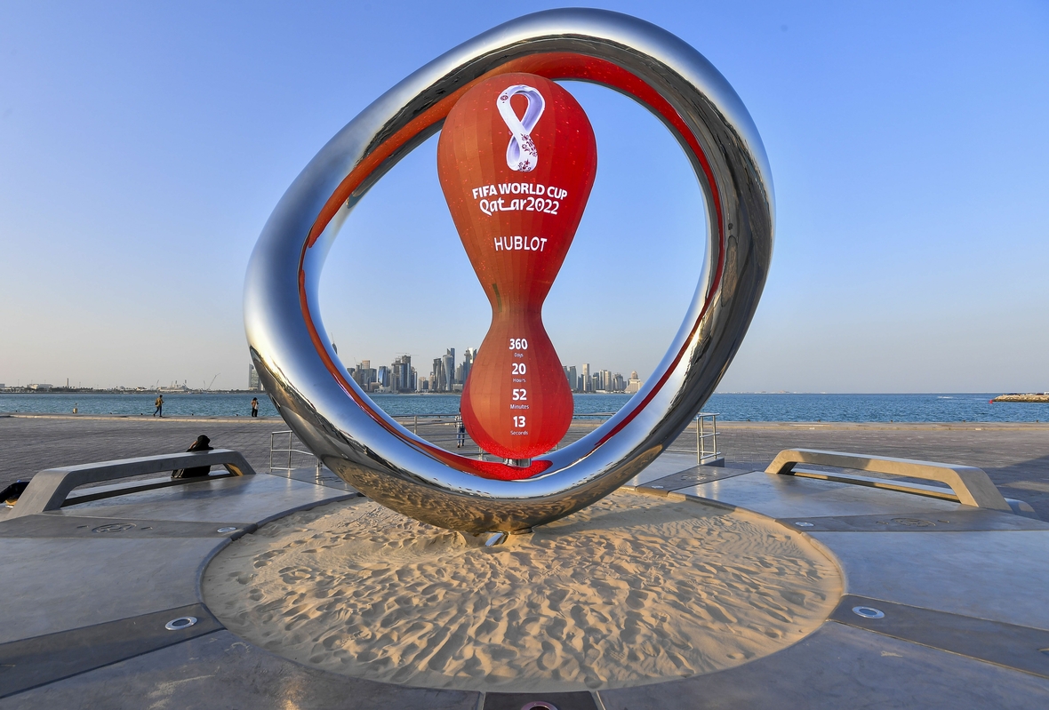 Eine Uhr an der Strandpromenade von Daho zählt die Stunden bis zum Start der WM herunter. Im Hintergrund sieht man die Skyline Dohas.