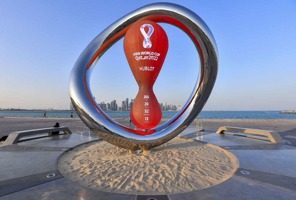Eine Uhr an der Strandpromenade von Daho zählt die Stunden bis zum  Start der WM herunter. Im Hintergrund sieht man die Skyline Dohas.