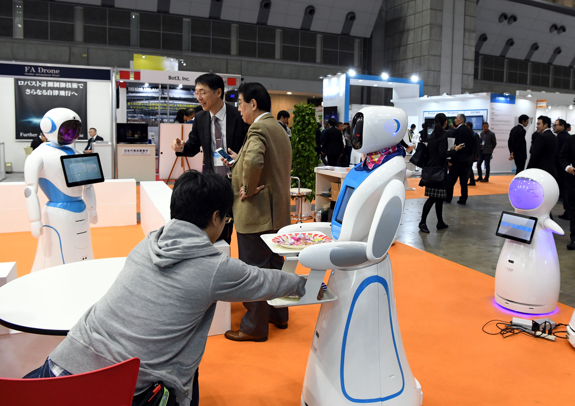 Eine Roboter-Kellnerin bietet Süßigkeiten auf der Internationalen Roboter-Ausstellung in Tokio an.