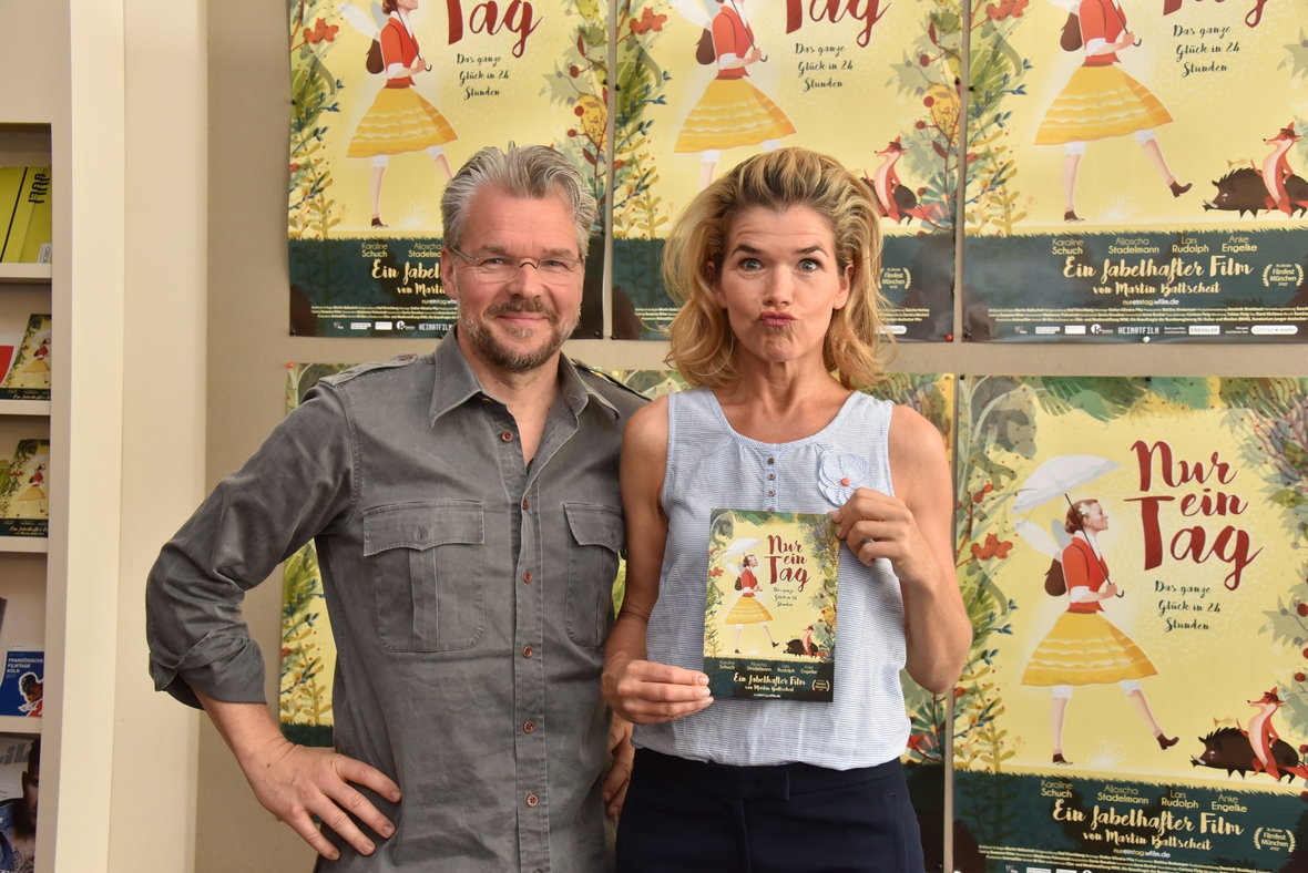 Von links nach rechts: Der Regisseur Martin Baltscheit und die Schauspielerin Anke Engelke, die die zweite Eintagsfliege spielt, haben Spaß bei der Premiere des Films.