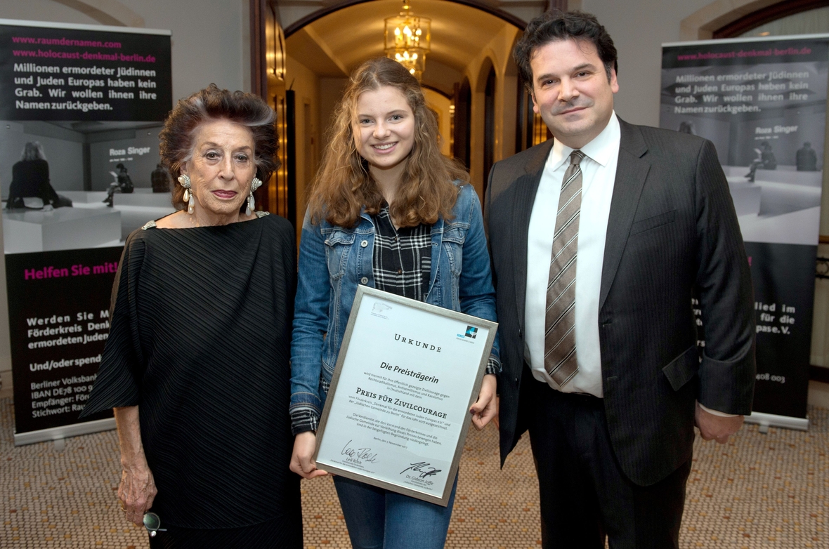 Die Schülerin Emilia S. erhielt mit der Urkunde den "Preis für Zivilcourage gegen Rechtsradikalismus, Antisemitismus und Rassismus". Man sieht die Schülerin eingerahmt von den Preisgebern.