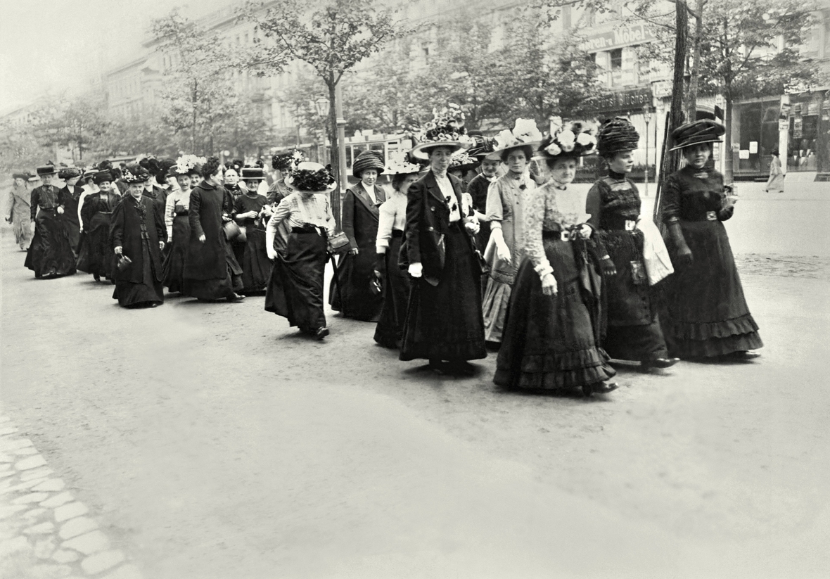 Frauen demonstrieren 1912 für das Frauen-Wahlrecht in Deutschland.