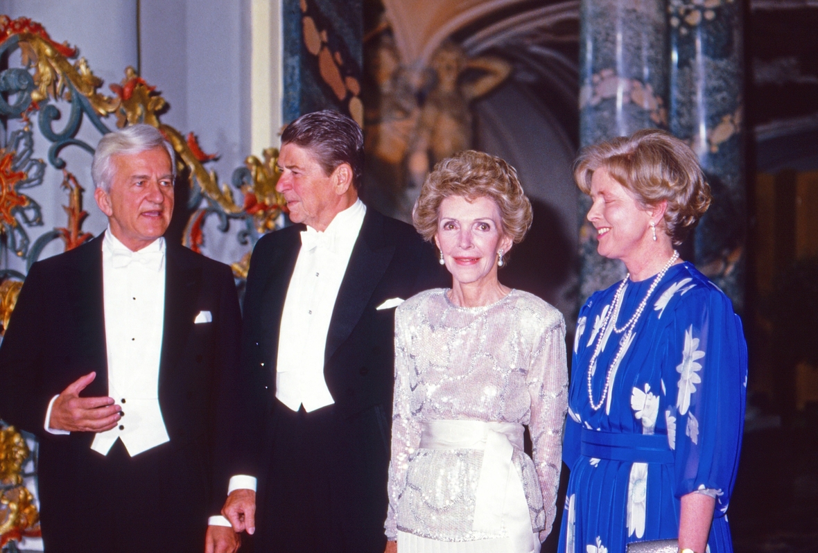 Bundespräsident von Weizsäcker (links) empfängt 1985 US-Präsident Ronald Reagan (2. von links) und seine Frau Nancy zu einem feierlichen Abendessen in Bonn.